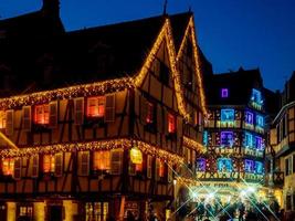 Weihnachtsschmuck auf den Straßen von Colmar. beleuchtete häuser und neujahrsmärchen foto