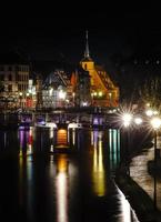 sankt-nikolaus-kirche in straßburg nachtansicht mit spiegelungen im fluss ill foto