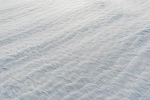 schneebedeckte weiße felder im elsass, draufsicht. weiße Wüste. foto