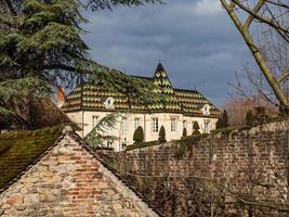 schöne alte Architektur von Burgund. Straßen der Stadt Beaune. sonniger Frühlingstag. touristische Typen werben. foto