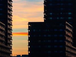 majestätische Farben des Himmels. Sonnenuntergang in Straßburg. foto