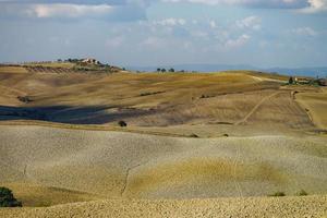 Herbst in Italien. gelbe gepflügte hügel der toskana mit interessanten schatten und linien foto