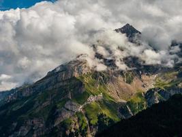 schreckliche leblose Felsen, ein Gletscher in den Alpen, Wolken und Nebel breiteten sich über den Gipfeln der Berge aus foto