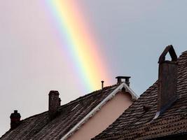 Regenbogen nach dem Regen über den schönen Dörfern des Elsass foto