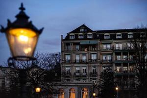 majestätisches historisches gebäude bei nacht, baden-baden foto