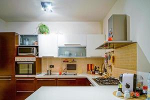 moderne komfortable Küche, ausgestattet mit allem, was Sie brauchen. schöner Ort zum Kochen. foto