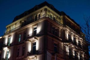 majestätisches historisches gebäude bei nacht, baden-baden foto