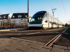 das Ende der Straße. Straßenbahnschienen gehen aus. nirgendwo anders hingehen. foto