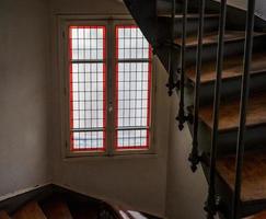 Treppe in einem alten Wohnhaus in Paris. gemeinsames Waschbecken und antike Buntglasfenster. verlassener Zustand. foto