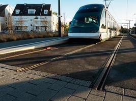 das Ende der Straße. Straßenbahnschienen gehen aus. nirgendwo anders hingehen. foto