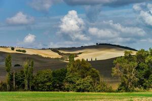 Herbst in Italien. gelbe gepflügte hügel der toskana mit interessanten schatten und linien foto