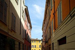 Helles und farbenfrohes italienisches Stadtbild. sonnendurchflutete Straßen. bunte Häuser. warm und gemütlich. foto