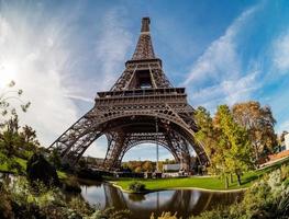 eiffelturm in paris, sonniger tag, panorama. Wahrzeichen foto