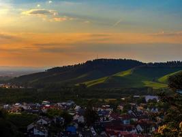 Sonnenuntergangsfarben auf dem Weinberghügel im Schwarzwald foto