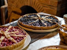 köstliche hausgemachte Kuchen mit Beeren, Himbeeren, Heidelbeeren und Kirschen. Nachtisch. foto