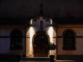 glühend warme heimelige fenster in einem kleinen elsässischen dorf. Komfort und Wärme zu Hause an einem Winterabend. foto