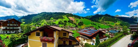 atemberaubende alpenlandschaft in österreich, in der nähe des dorfes großarl. Panoramablick. eine hohe Auflösung. foto