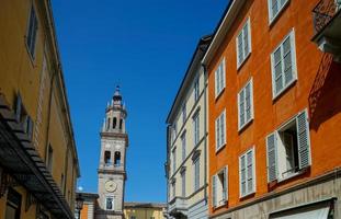 Helles und farbenfrohes italienisches Stadtbild. sonnendurchflutete Straßen. bunte Häuser. warm und gemütlich. foto