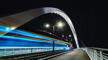 Citadelle-Brücke über Bassin Vauban für Straßenbahnen und Fahrräder. Nachtsicht. foto