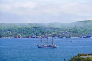 Meereslandschaft mit einem Segelboot in der Bucht von Wladiwostok foto