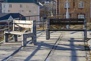 stadtbild mit steinbänken auf dem platz foto