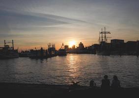 Blick auf die Stadt Hamburg bei Sonnenuntergang foto