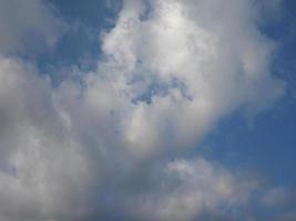 blauer Himmel mit Wolkenhintergrund foto