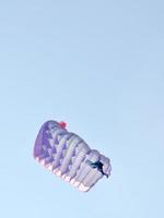ein Fallschirm am Himmel foto