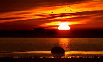 Sonnenuntergang ländlichen Saskatchewan foto