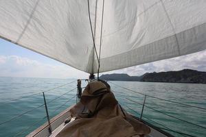 sam roy yot park, prachuap khiri khan, thailand 2022 - gänseflügelige segelbootküste von thailand foto