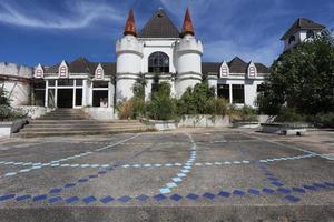 Kanchanaburi, thailand 2021 - Geistereinkaufszentrum, Parkgebäude des Schlosseinkaufszentrums foto