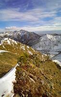 montieren Sayan im Winter im Schnee. das Natur von das Berge ist Sayan. foto