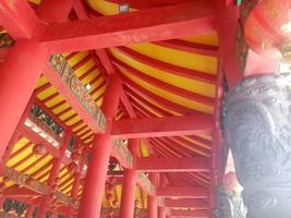 rotes gelbes einzigartiges gebäudedach im chinesischen stil foto