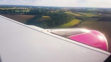 über den Wolken fliegen. Blick vom Passagierfenster des Flugzeugs mit Wolken und Skyline-Horizont. foto