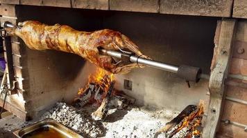 Gebratene Lämmer am Spieß, traditionelle Art, Lämmer auf einem Rotisserie-Spieß in Bulgarien zu braten. cheverme.. foto