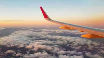 Luftaufnahmen aus dem Fenster eines Wizzair-Flugzeugs. 15. 09. 2019, uk. foto