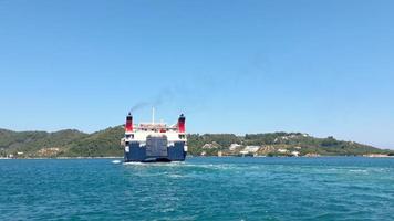 skiathos, griechenland - juli 2020 die hellenic seaways fähre fährt von der insel skiathos ab foto