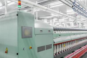 Maschinen und Geräte in der Werkstatt zur Herstellung von Garn. industrielle Textilfabrik foto