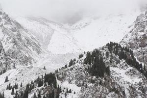 Landschaft der felsigen Berge des Winters mit Nebel foto