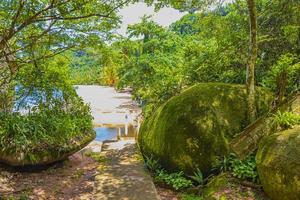 tropische naturinsel ilha grande praia de palmas strand brasilien. foto