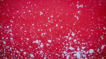 rote Zementwand mit Spritzspuren, verstreuter Mörtel, als Hintergrund oder Tapete verwendet. foto