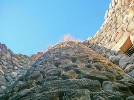 ruinen des alten megalithischen gebäudes sunuxi nuraghe in sardinien, foto