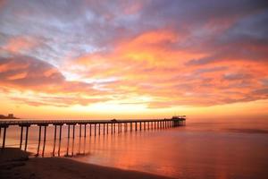 schöner sonnenuntergang in scripps pier, san diego foto