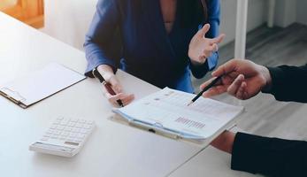 Zwei Geschäftsmann und Geschäftsfrau Anlageberater Analyse des Finanzberichts des Unternehmens Bilanzauszug Arbeiten mit Dokumentendiagrammen. Konzeptbild für die Börse foto