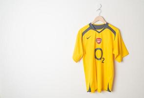 bangkok, thailand - 18. jan 2022 - arsenal retro trikot auswärts trikot saison 2005-2006 foto