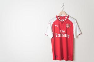 bangkok, thailand - 18. jan 2022 - arsenal retro shirt home trikot saison 2017-2018 foto