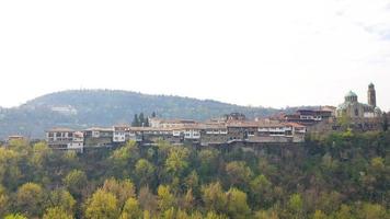 veliko tarnovo, bulgarien, 31. märz 2019 veliko tarnovo in bulgarien mit der kathedrale der geburt der theotokos, blick von der festung trapezitsa. foto