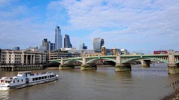 London City mit Themse und Southwark Bridge in England, Vereinigtes Königreich. foto