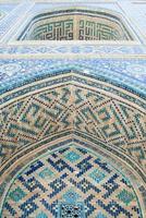 Kuppel in Form eines Bogens im traditionellen asiatischen Mosaik. Details der Architektur des mittelalterlichen Zentralasiens foto