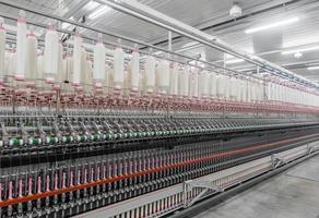 Maschinen und Geräte in der Werkstatt zur Herstellung von Garn. industrielle Textilfabrik foto